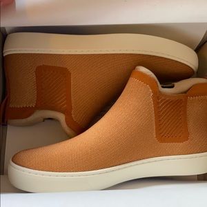 Rothys Fawn Chelsea boot, new in box size 9